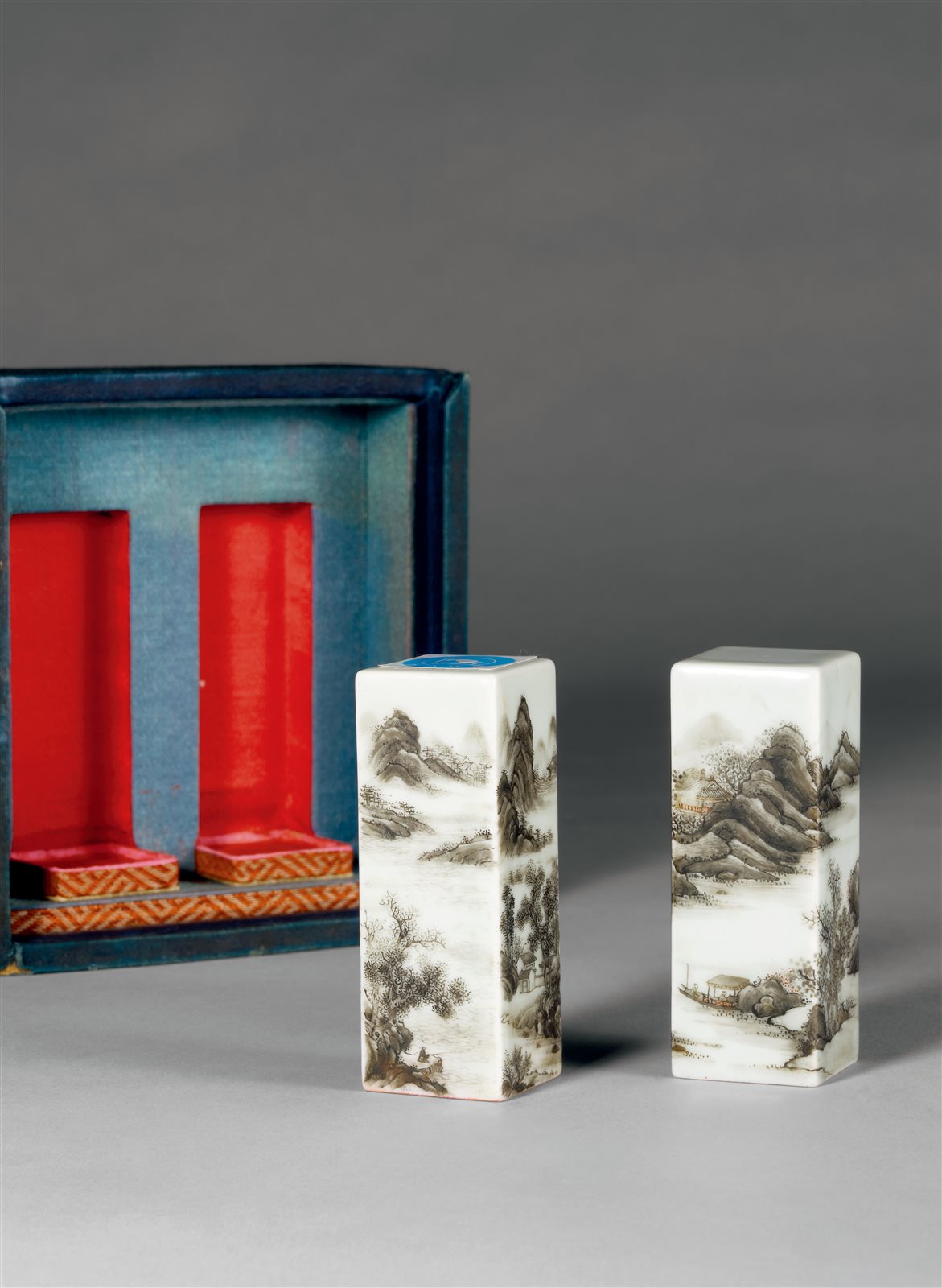 墨彩通景山水图纪晓岚自用瓷印章一对