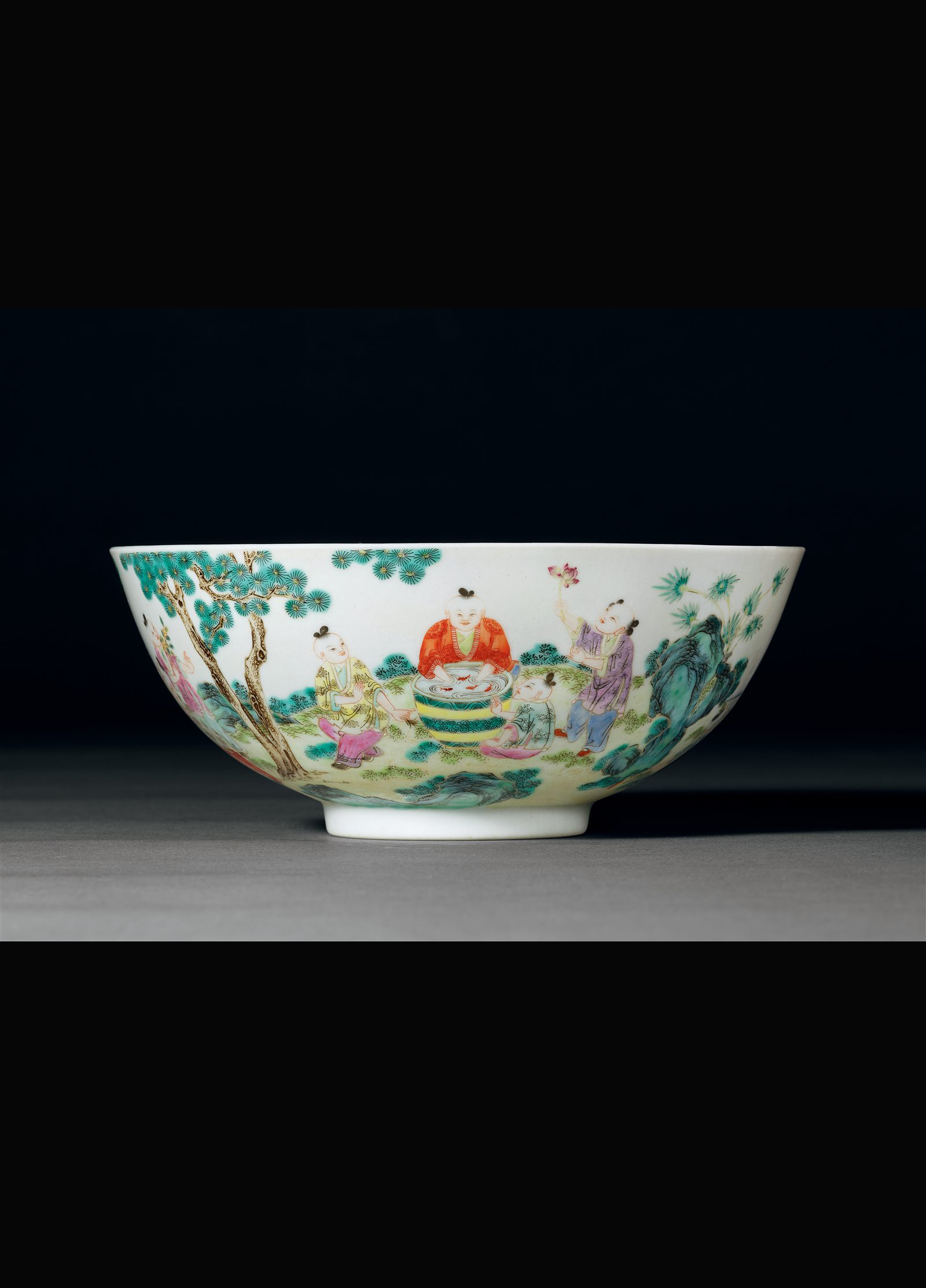 粉彩婴戏纹大碗