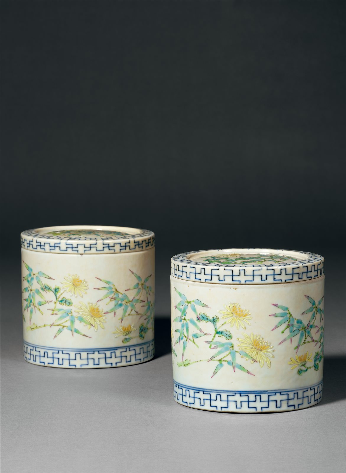 米色地青花粉彩竹菊双清万字纹蟋蟀罐一对