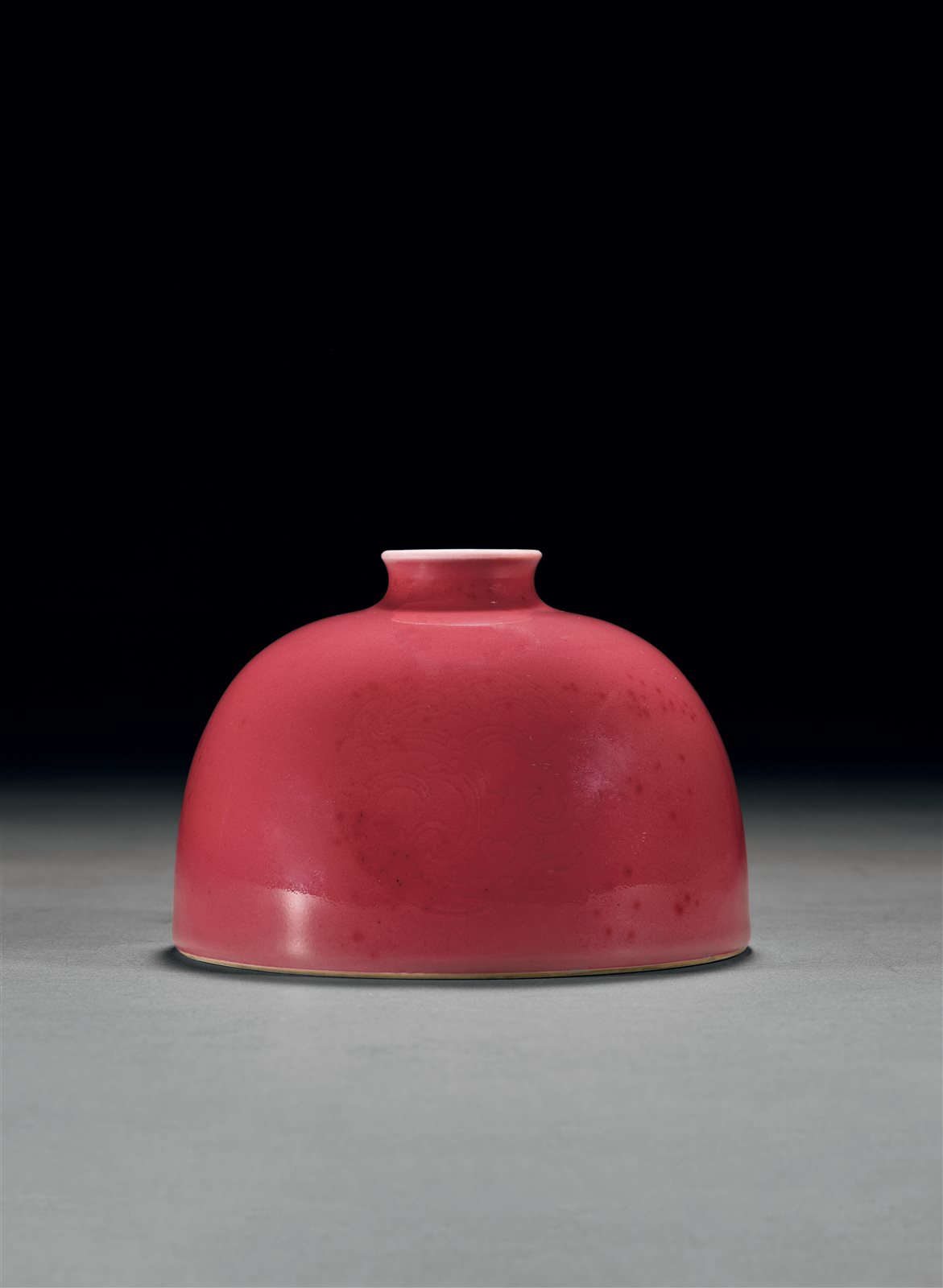 豇豆红釉暗刻团螭龙纹太白尊