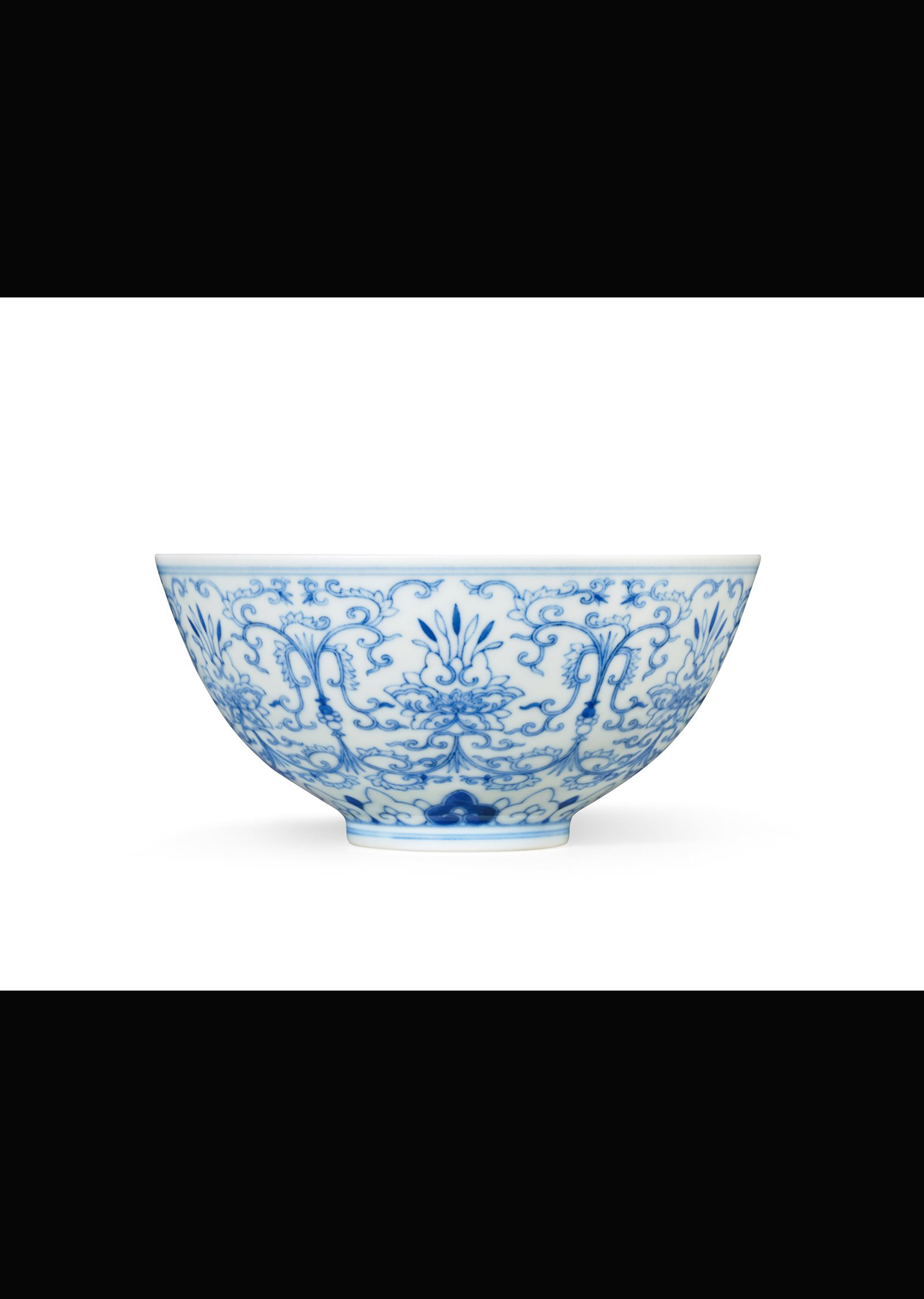 青花淡描缠枝西番莲纹碗