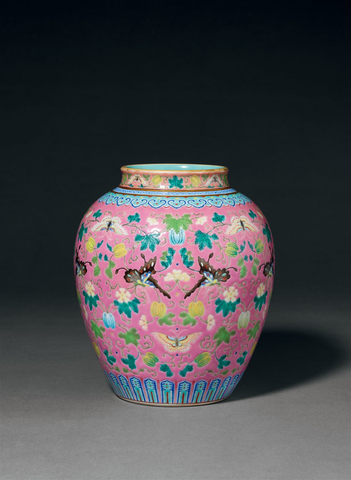 宫粉地洋彩“瓜瓞绵绵”纹罐