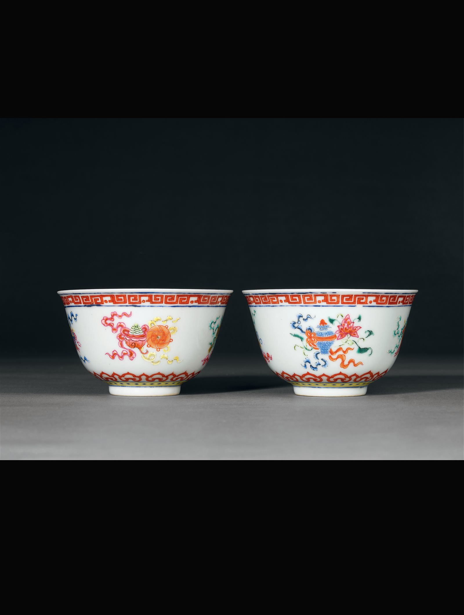 粉彩八吉祥纹茶碗一对