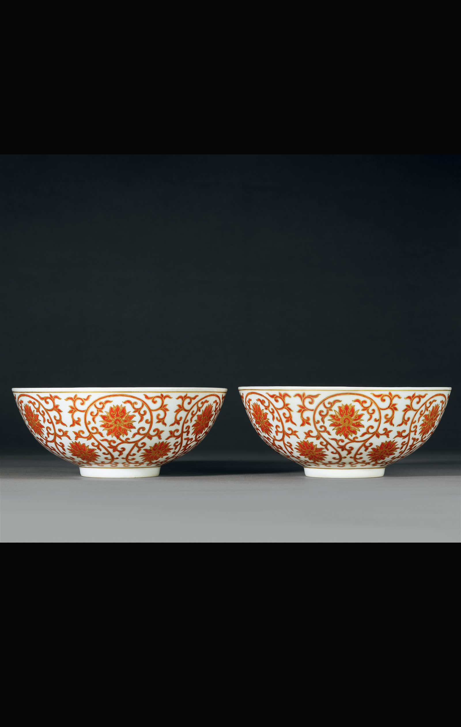 矾红描金缠枝西番莲纹碗一对