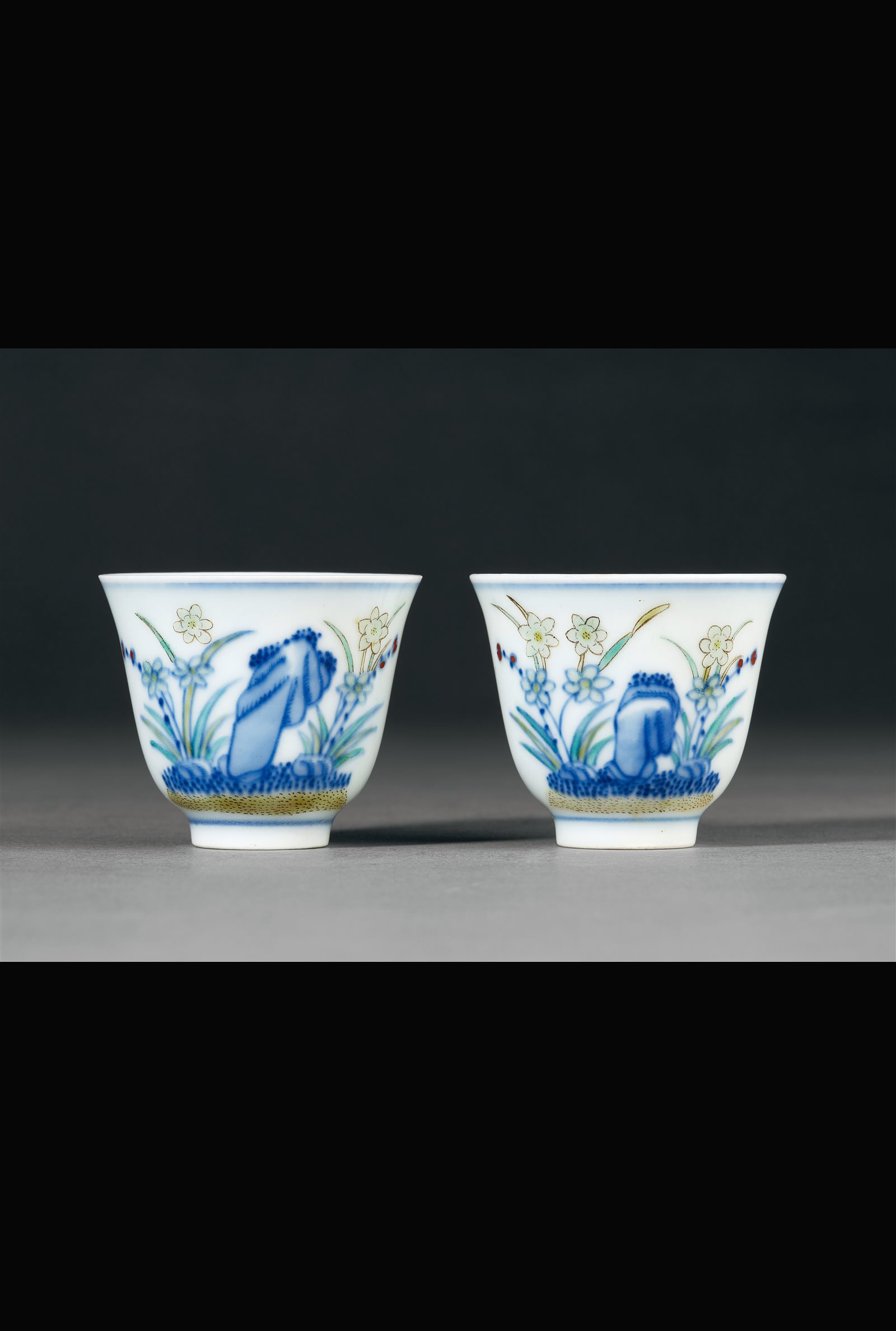 青花五彩洞石水仙纹杯一对