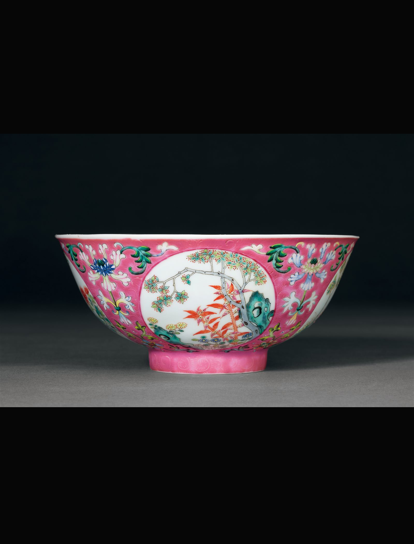 内青花描金外胭脂红地轧道粉彩开光丹桂飘香纹碗