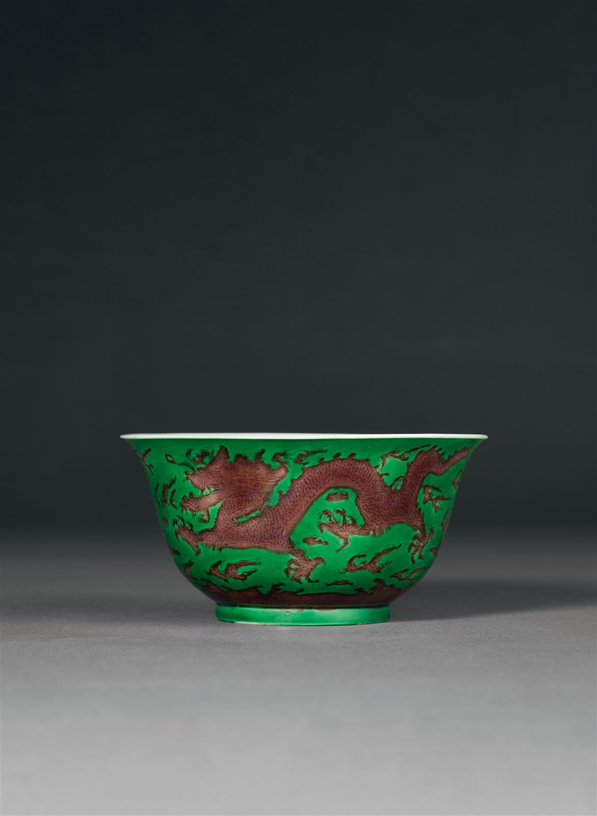 绿地紫彩锥刻云龙纹茶碗