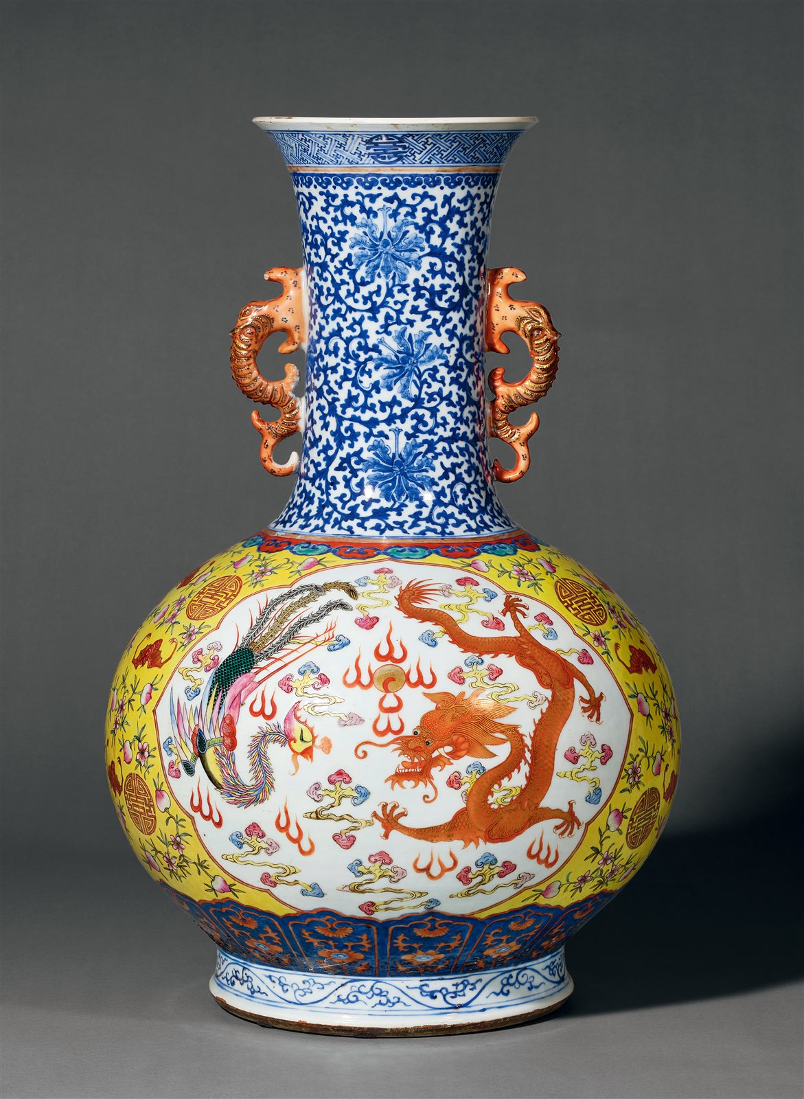 青花黄地粉彩缠枝莲福寿开光龙凤呈祥纹双龙耳大撇口瓶