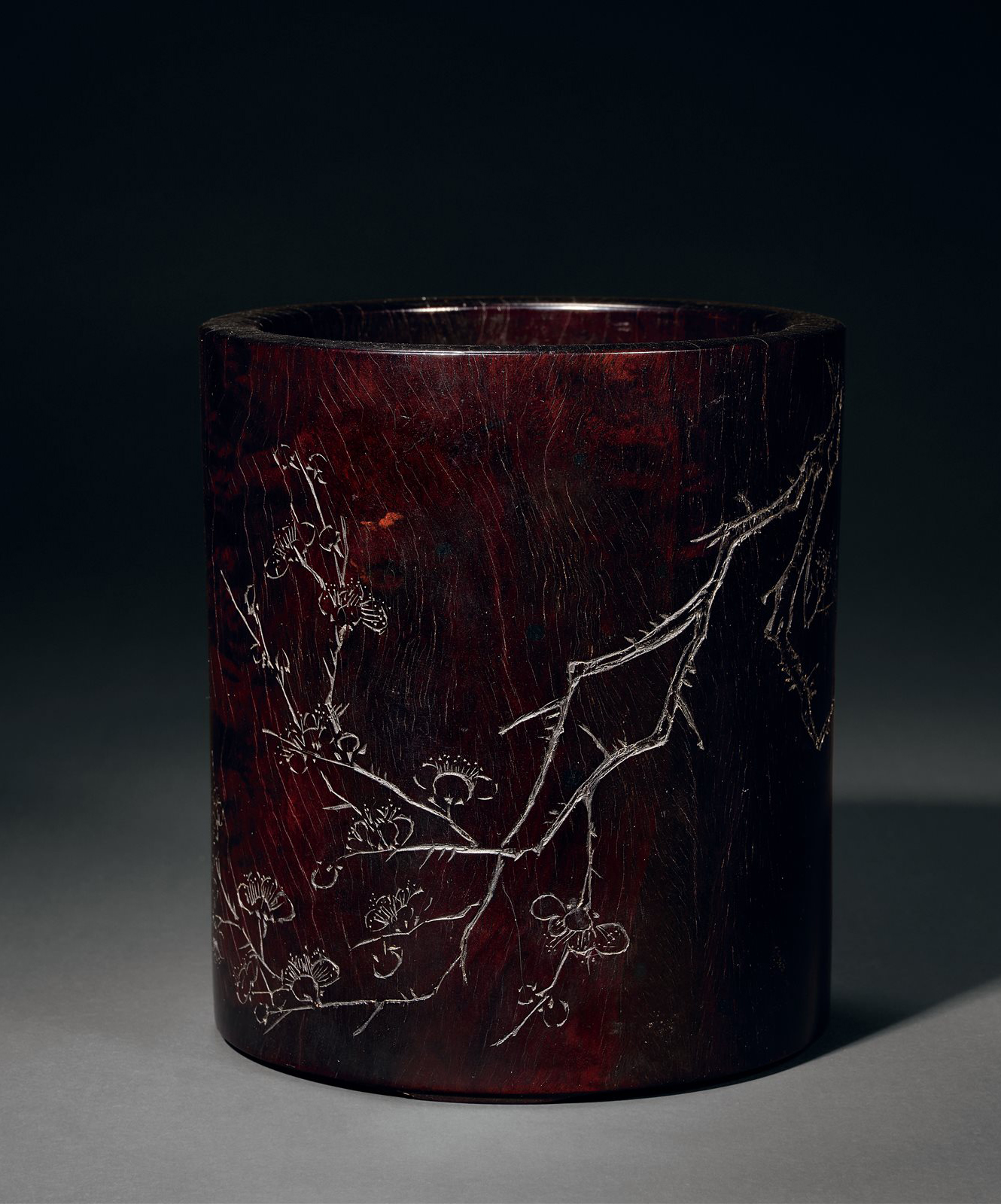 “老桐”款紫檀雕梅花纹笔筒