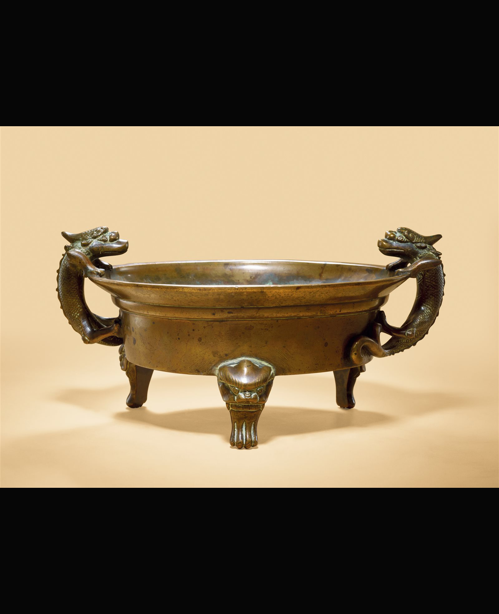 铜螭龙耳三足炉