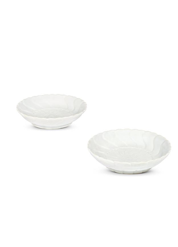 清雍正 白釉花瓣形盘一对