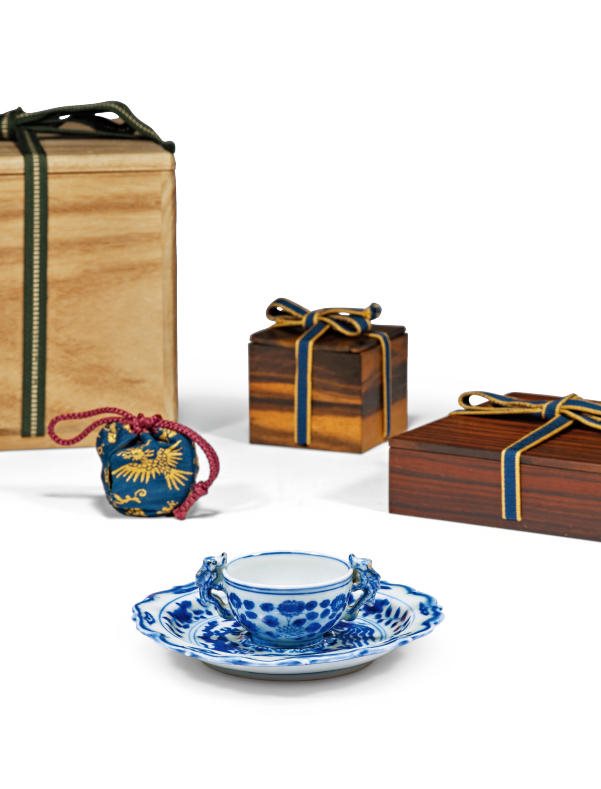 明万历 青花花卉双龙耳杯、龙凤纹菱口盏托一套