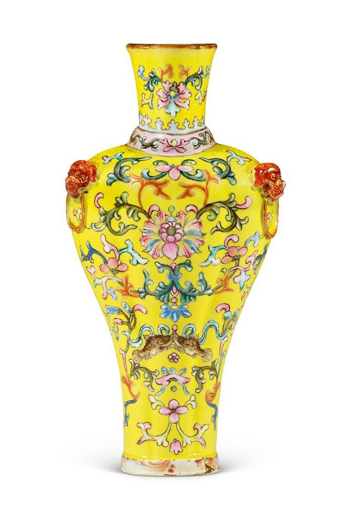 清乾隆 黄地洋彩轧道“吉庆有余”纹铺首壁瓶