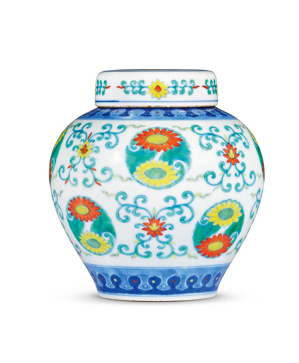 清乾隆 斗彩团菊纹盖罐