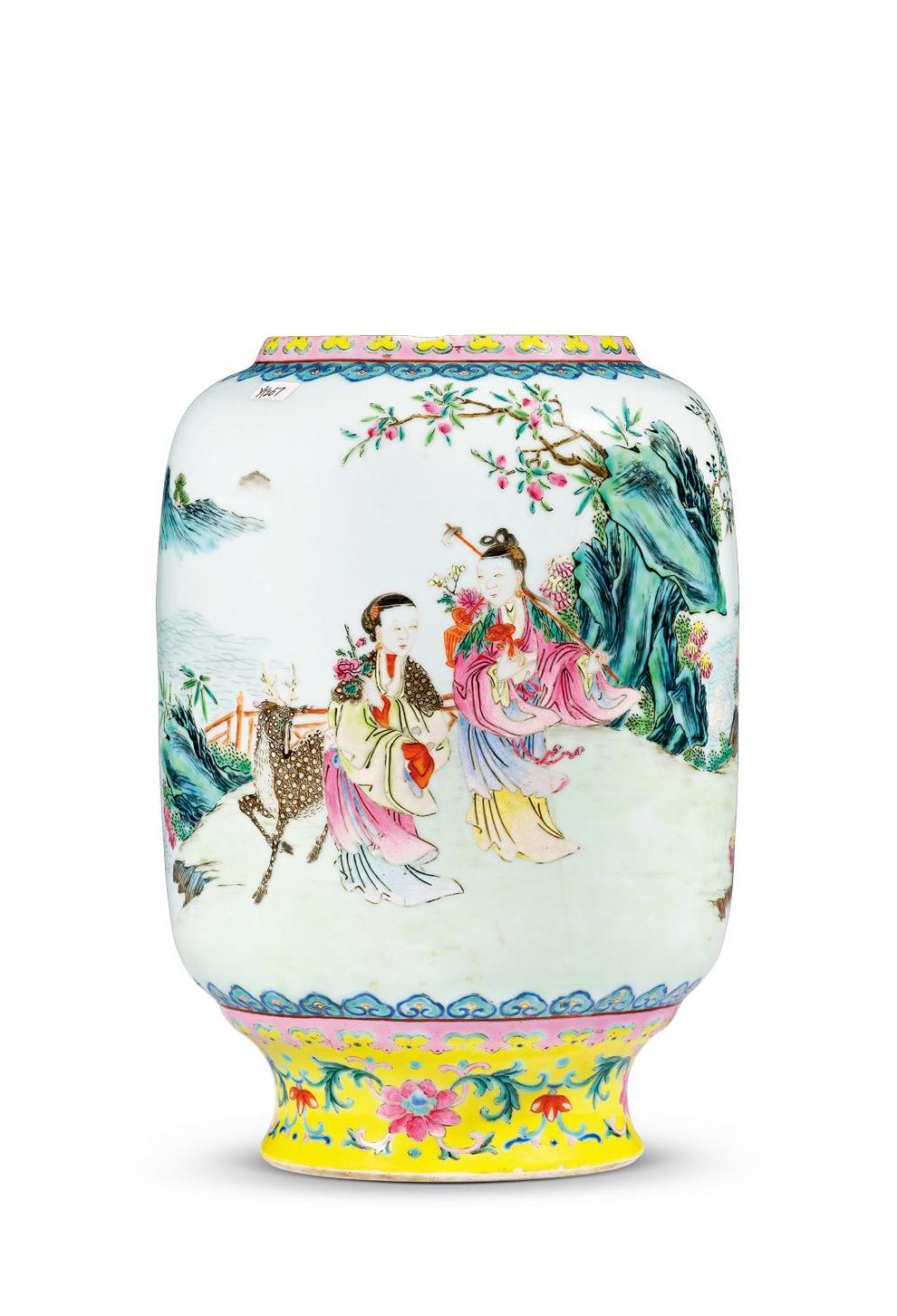 清乾隆 黄地洋彩缠枝洋花麻姑献寿图尊