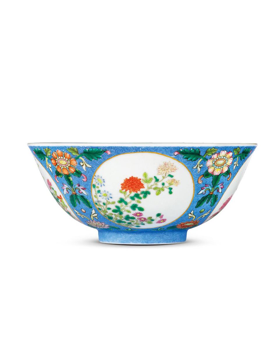 清道光 内青花外蓝地轧道洋彩重阳菊艳纹碗