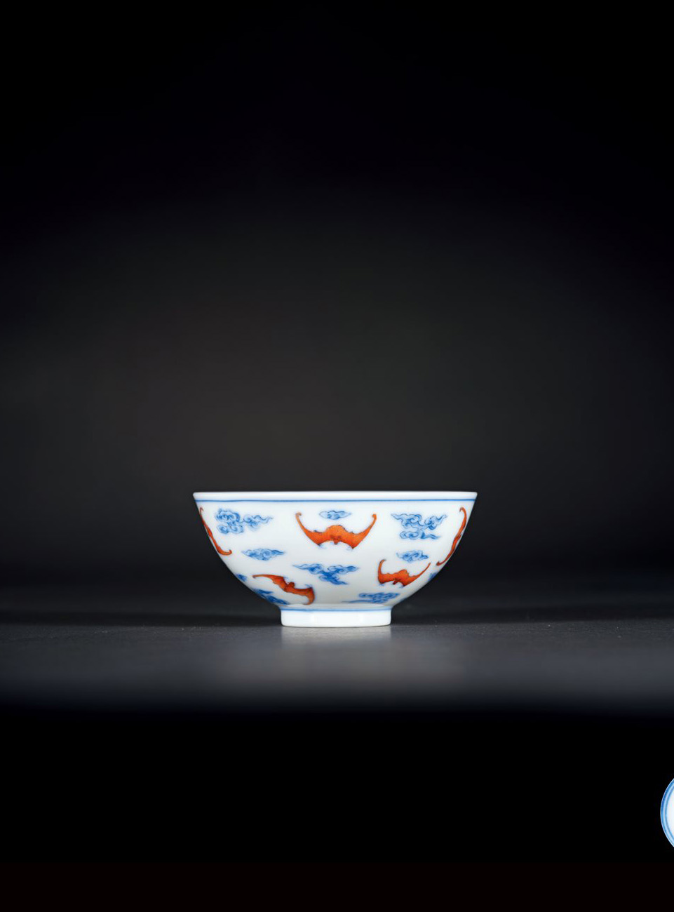 清雍正 青花矾红云蝠纹茶圆