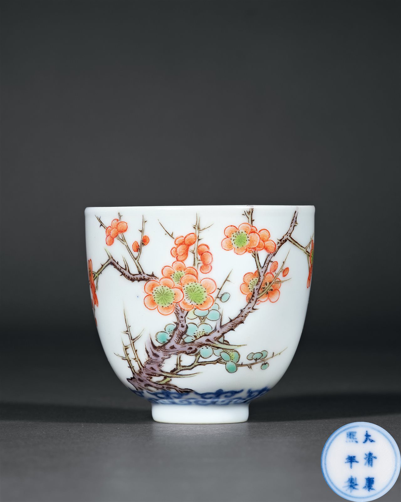 清康熙 青花粉彩过枝梅花纹杯