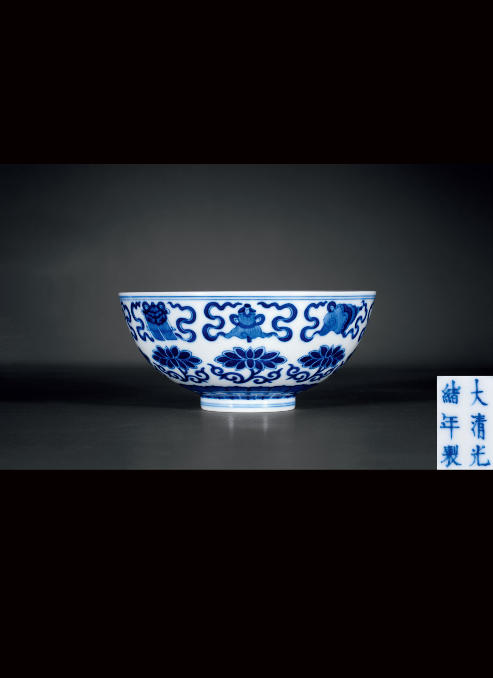 清光绪 青花莲托八吉祥纹碗
