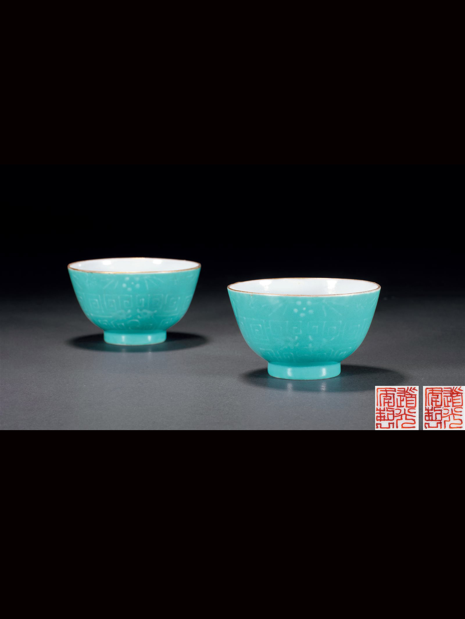 清道光 内粉彩玉兰花外松石绿釉描金堆白夔龙纹卧足杯一对