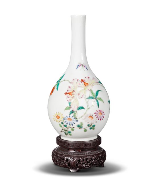 粉彩花蝶纹胆瓶