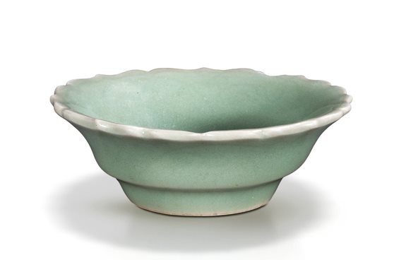仿龙泉青釉暗刻花卉纹菱口小碗