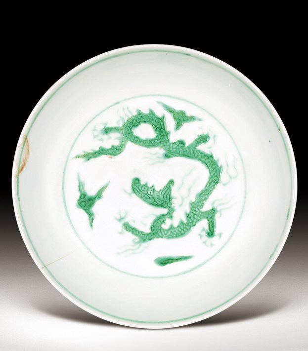 白釉露胎刻填绿彩龙纹盘