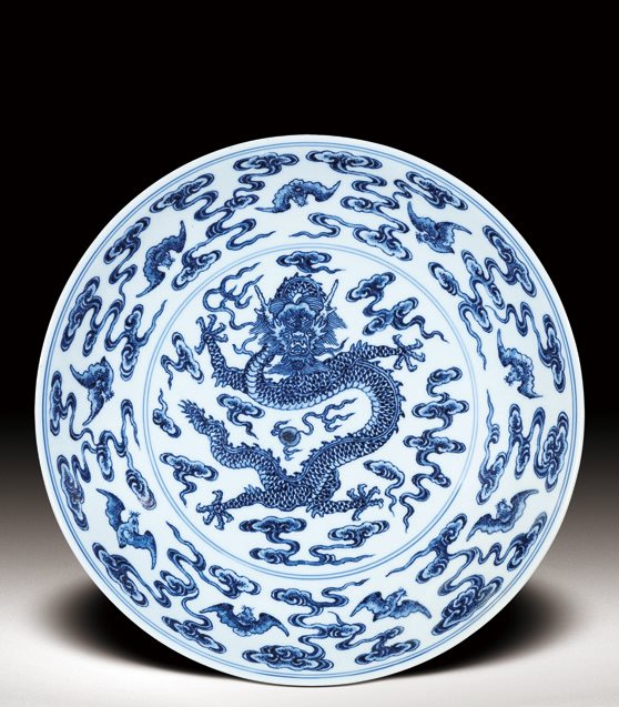 青花云蝠立龙纹盘