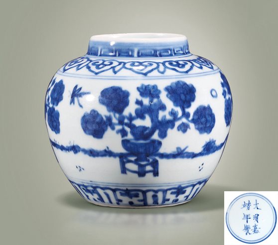 青花花蝶纹罐
