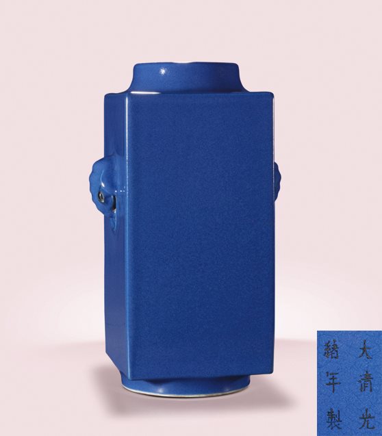 祭蓝象耳方瓶
