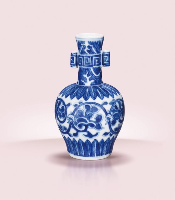 青花缠枝花卉纹贯耳瓶