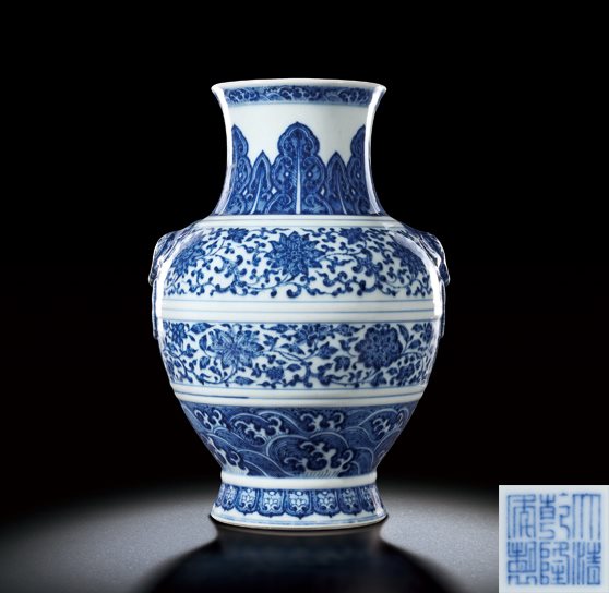 青花缠枝花卉纹铺首尊