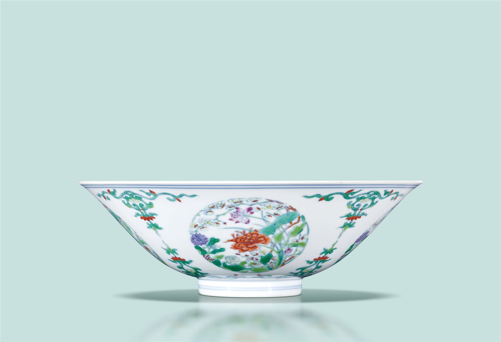 斗彩开光四季花卉团蝶纹斗笠碗