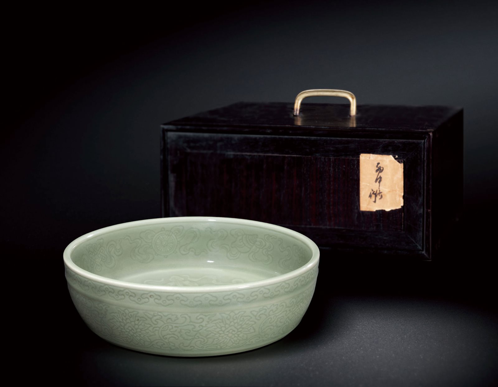 仿龙泉青釉暗刻八吉祥纹模印金刚杵纹洗